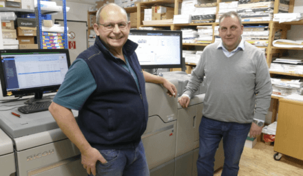 Druckidee-Inhaber Jochen Abt (l.) und Jochen Pfaff (NKS-Regionalverkaufsleiter Süd für Digitaldrucksysteme) sind mit den neuen Produktionsmöglichkeiten der Ricoh Pro C7500 hochzufrieden. Eine ungeahnte Vielfalt tut sich damit auf.