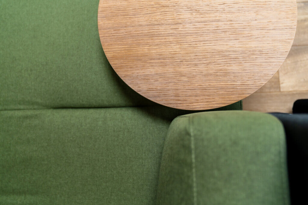 grünes Sofa und Beistelltisch