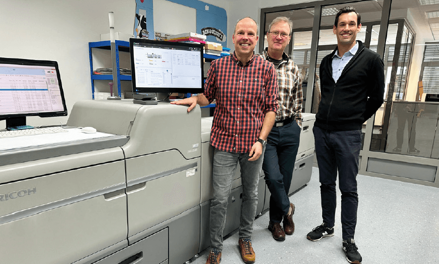 Marc Ahrweiler, Olaf Petersen, NKS Nothnagel und Simon Fastenau, Ricoh Deutschland GmbH (v. l.) freuen sich über die gelungene Installation der neuen Ricoh Pro C7500. Für Olaf Petersen, NKS Nothnagel (mitte) war die Installation der Ricoh Pro C7500 eine der letzten Maßnahmen im Dienst. Er verabschiedet sich in den Ruhestand. Sein Nachfolger wird Nils Rohloff sein.